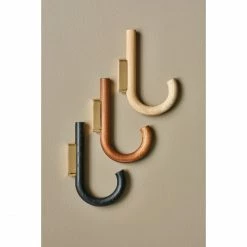 Gejst Design Gejst Hook Garderobenhaken - 2x12,8x19 Cm - Oak/brass 5 Gejst Design Gejst Hook Garderobenhaken - 2x12,8x19 Cm - Oak/brass -qeeboo shop unnamed file 287