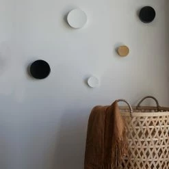 Born In Sweden Play Wandhaken - Ø 6 Cm X 4 Cm - Walnuss -qeeboo shop unnamed file 346