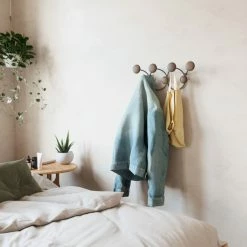 Umbra Dotsy 7 Wandhaken-Garderobe - 43x10x17 Cm - Black/walnut 9 Umbra Dotsy 7 Wandhaken-Garderobe - 43x10x17 Cm - Black/walnut -qeeboo shop unnamed file 669